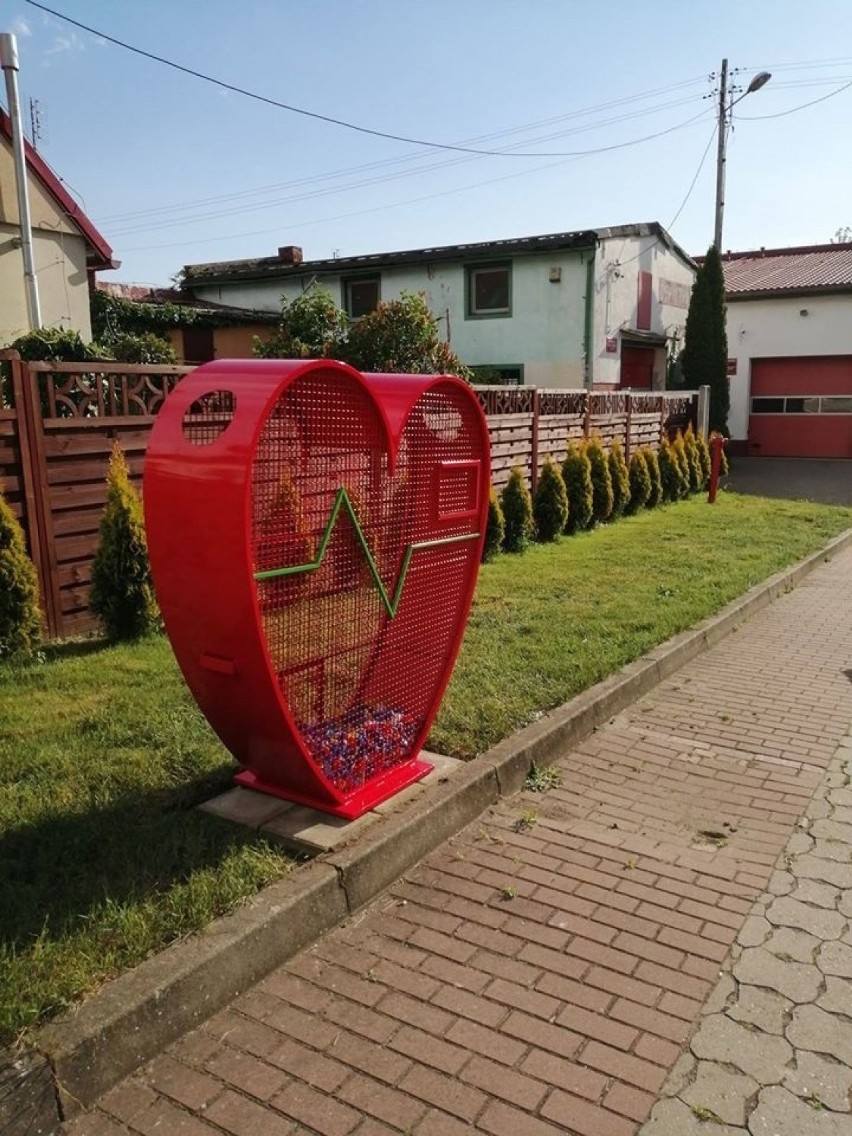 Serce na nakrętki stoi przy remizie strażackiej w Otyniu od...