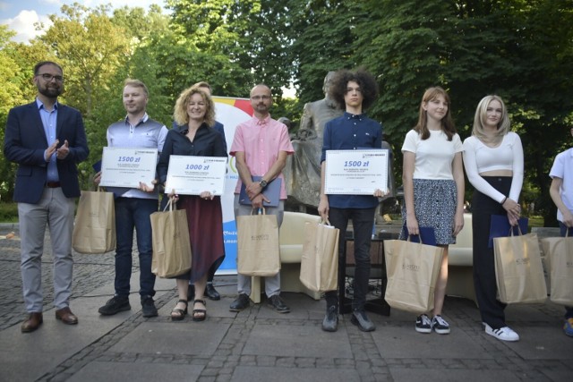 Zwycięzcy i wyróżnieni w konkursie "17 sylab o wolności". wręczenie nagród odbyło się w piątek, 17 czerwca przy pomniku Jana Kochanowskiego w Radomiu.
