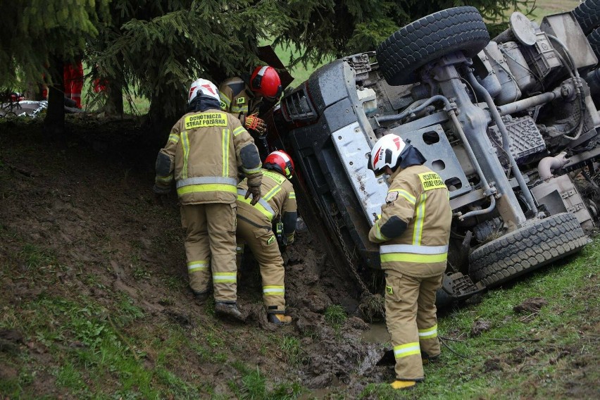 Groźny wypadek na DK 28 w Boguszówce koło Birczy: Ciężarówka wypadła z drogi