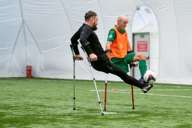 To szatnia inna niż wszystkie. Tu na pierwszy plan wysuwa się walka o dobre i godne życie, a sport jest tylko jedną z dróg. Dwunastu chłopaków codziennie udowadnia sobie i innym, że w piłkę nożną można grać nawet, jeśli nie ma się nogi. Bo sport to pasja. To z nią trzeba się urodzić. A upór i dyscyplina tylko pomagają realizować marzenia o byciu piłkarzem.

Czytaj dalej i zobacz kolejne zdjęcia --->