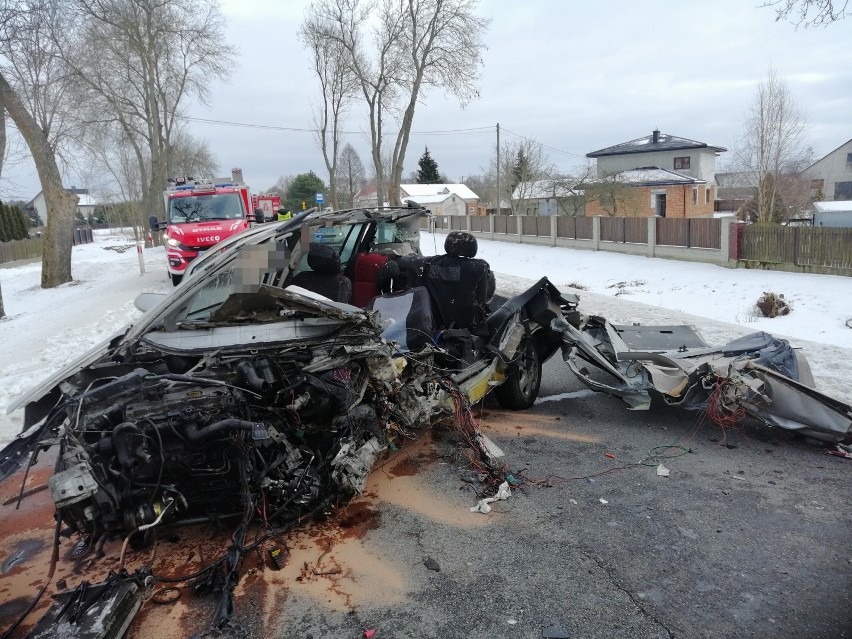 Tragiczny wypadek pod Wyszkowem. Opel rozpadł się na części. Zginął młody kierowca