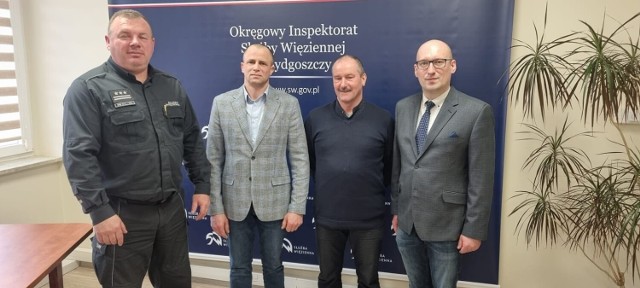 Płk Andrzej Gniot - dyrektor Okręgowy Służby Więziennej w Bydgoszczy spotkał się z Jakubem Danielewiczem - wójtem gminy Unisław, Tomaszem Dworzeckim - radnym gminy Unisław oraz Dariuszem Traczykiem - naczelnikiem OSP Unisław