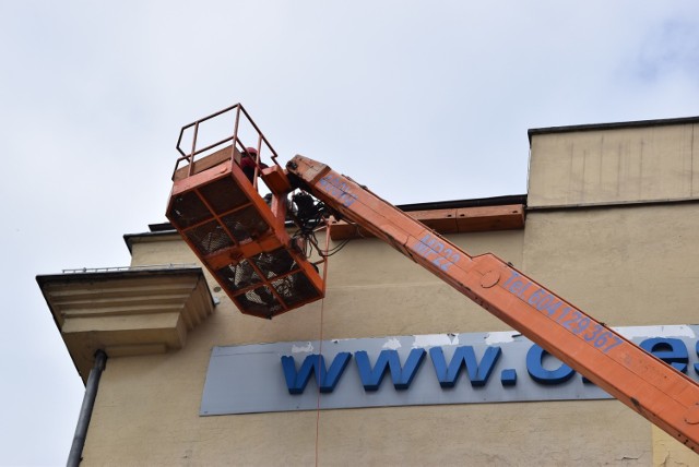 Budki lęgowe dla jerzyków zostały zamontowane na Urzędzie Miasta Zobacz kolejne zdjęcia. Przesuwaj zdjęcia w prawo - naciśnij strzałkę lub przycisk NASTĘPNE