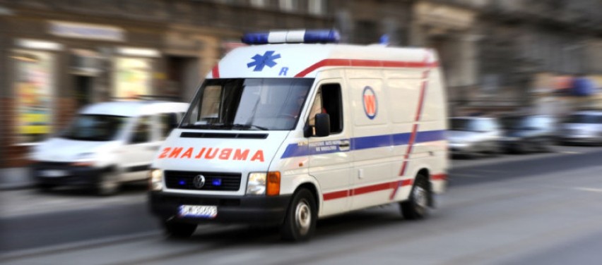 Gliwice: Wypadek na Tarnogórskiej. Dostawczak wjechał w ciężarówkę. Zginął kierowca, ranne dziecko