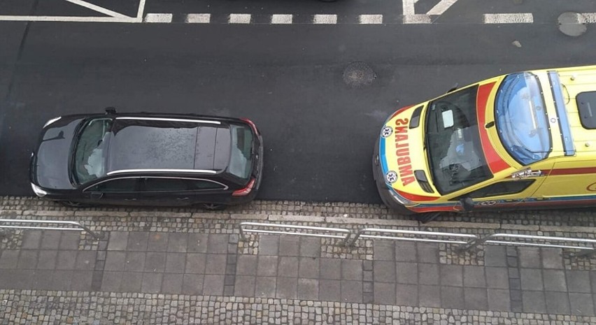 Mistrzowie parkowania z Wałbrzycha - auto zatarasowało...