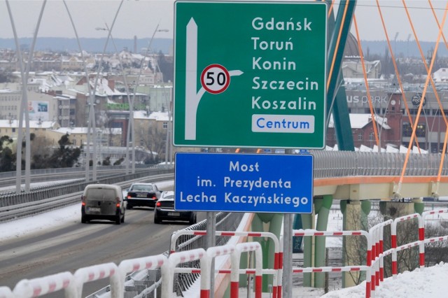 Tablica informująca, że Lech Kaczyński jest patronem mostu na Trasie Uniwersyteckiej, pojawiła się w grudniu 2013 roku.