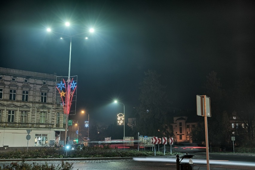 Tak prezentują się iluminacje świąteczne w Gubinie w tym...