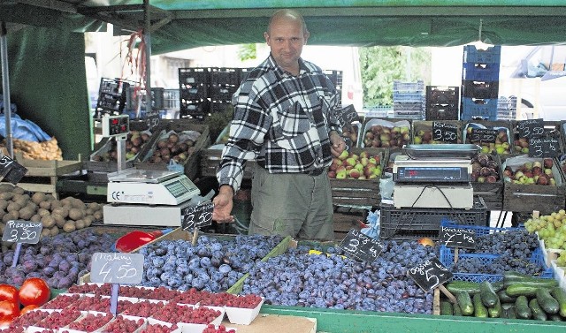 Piotr Andrzejewski zachęca klientów do zakupu świeżych towarów na Rynku Wildeckim