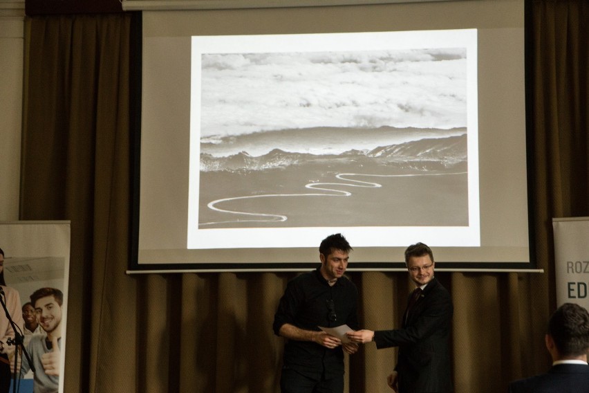 Zdjęcie z wręczenia nagród. Laureat Marcin Walko po lewej...
