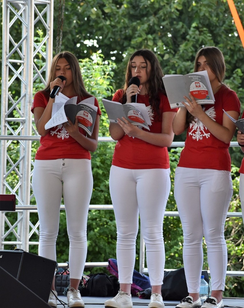 Setki osób śpiewały w Sanoku pieśni patriotyczne i żołnierskie. Tak uczcili Święto Wojska Polskiego. Zdjęcia