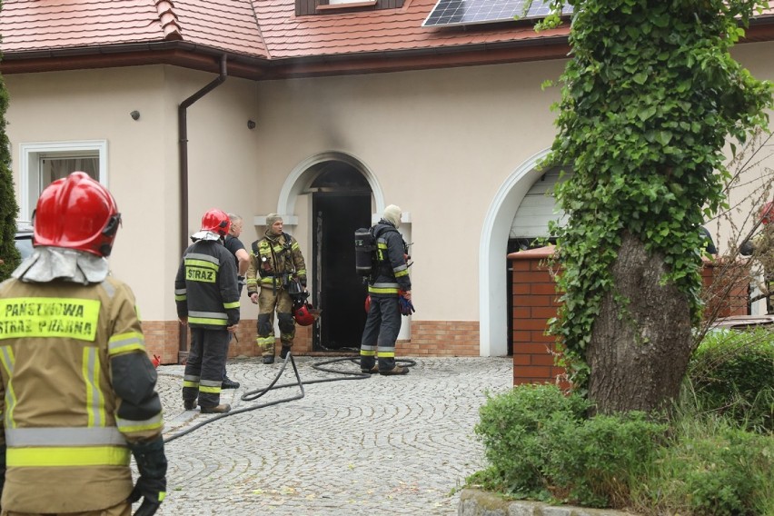 Pożar garażu przy ulicy Przemkowskiej w Legnicy [ZDJĘCIA]