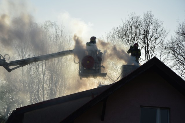 Przy ul. Żeromskiego w Goleniowie strażacy gasili dzisiaj pożar w kominie