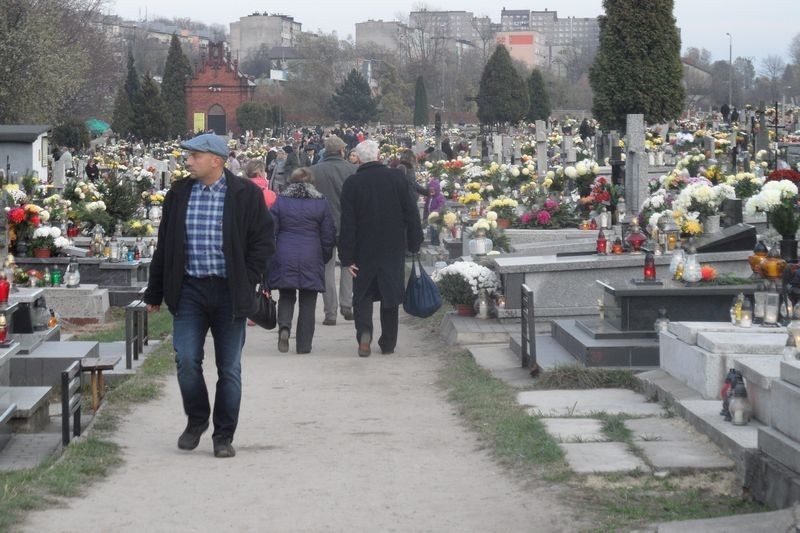 Wszystkich Świętych w Sosnowcu. Sosnowiczanie odwiedzili groby bliskich