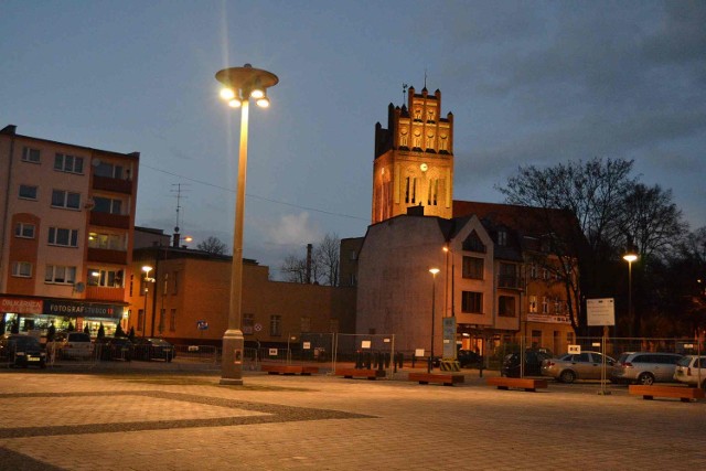 Lębork.Plac Pokoju, żabki, Staromiejska wieczorem