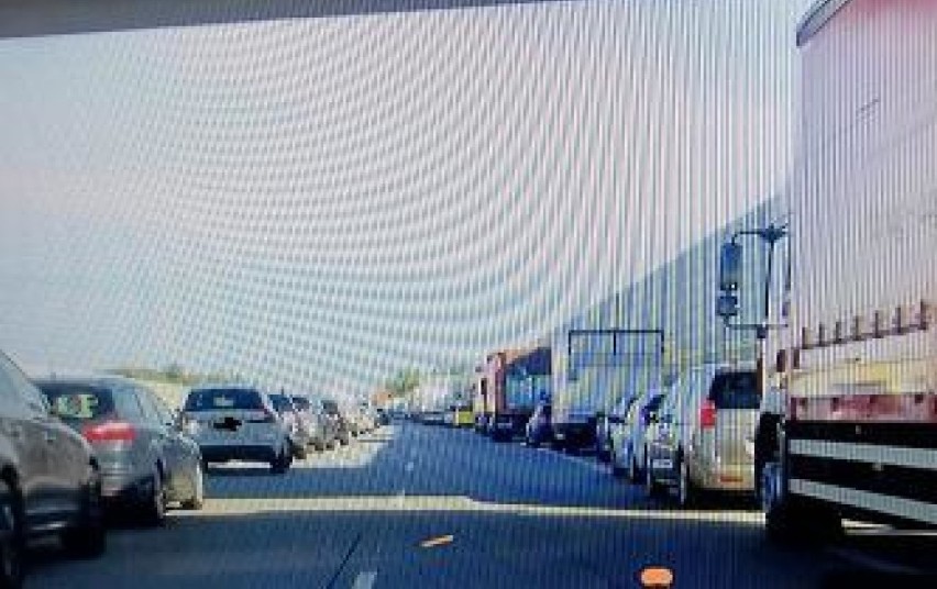 Sieradzka policja dziękuje kierowcom za „korytarz życia” na S8 utworzony, gdy na trasie doszło do wypadku (zdjęcia)