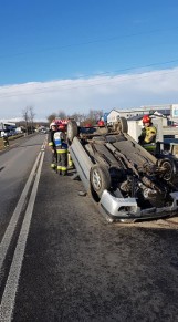 Dachowanie na DK52. Kobieta i dziecko zostali ranni