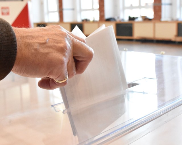 Zanim wrzuci się kartę wyborczą do urny warto sprawdzić, czy jest na niej pieczęć obwodowej komisji wyborczej.