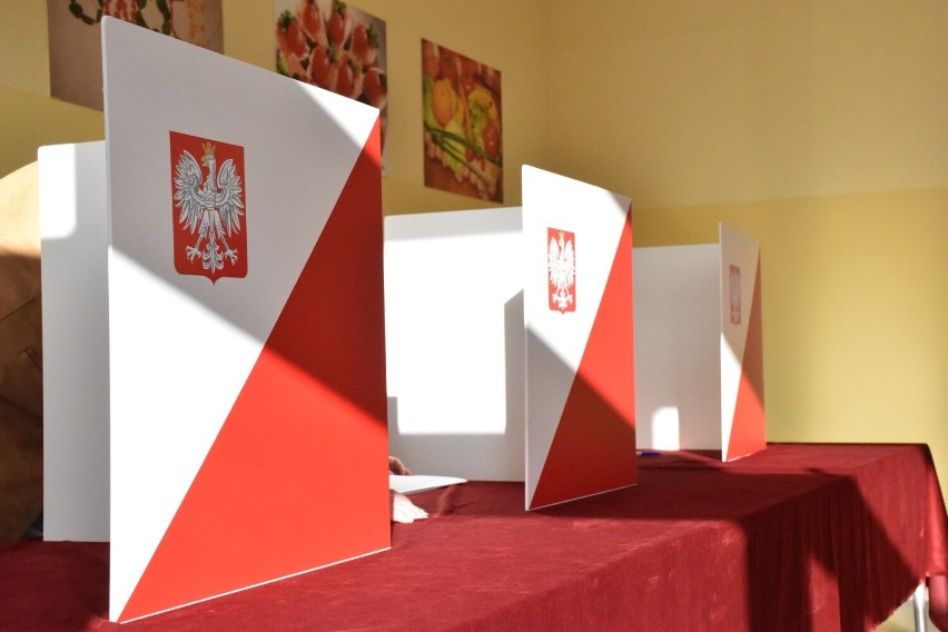 Wybory parlamentarne w Malborku. Czytelnicy się skarżą: "Komisje stemplują karty wyborcze w dniu głosowania". Po co jest ta pieczęć?