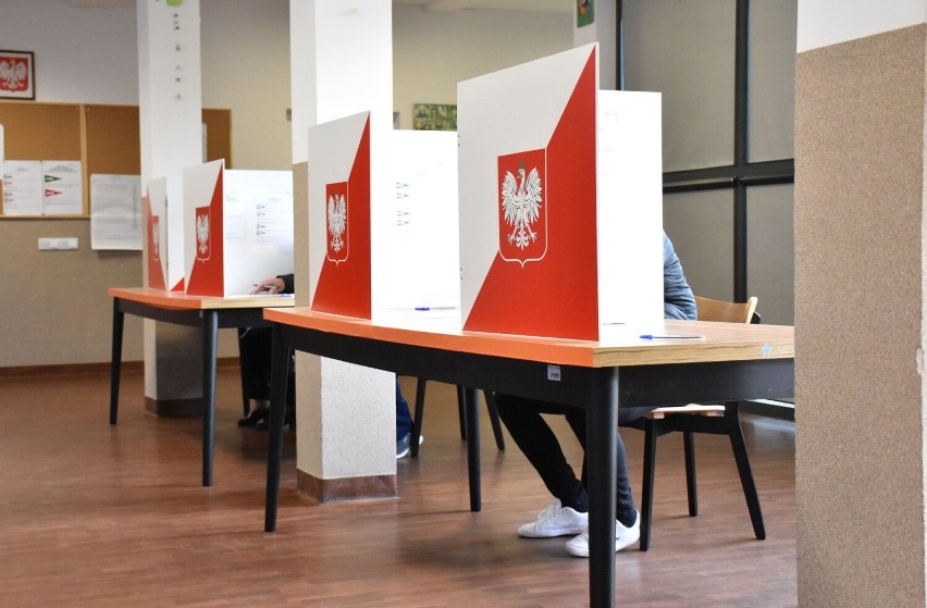 Wybory parlamentarne w Malborku. Czytelnicy się skarżą: "Komisje stemplują karty wyborcze w dniu głosowania". Po co jest ta pieczęć?