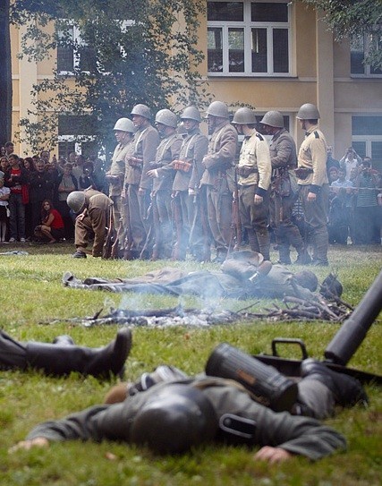 W inscenizacji wzięło udział ok. 60 rekonstruktorów, którzy starali się wiernie odtworzyć wydarzenia sprzed 73 lat