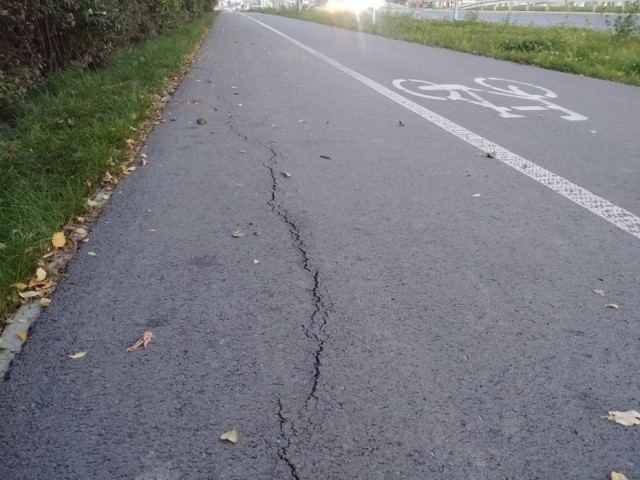 Na chodniku przy Wojska Polskiego pojawiło się uszkodzenie. Zarząd Dróg sprawdzi problem i będzie interweniował u wykonawcy.