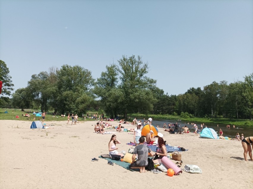 Mieszkańcy szukają ochłody nad zalewem i Pilicą. Plaże oblężone przez mieszkańców i turystów [ZDJĘCIA]