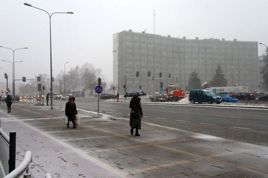 Intensywne opady śniegu w Kielcach. Komunikacyjny paraliż w centrum miasta