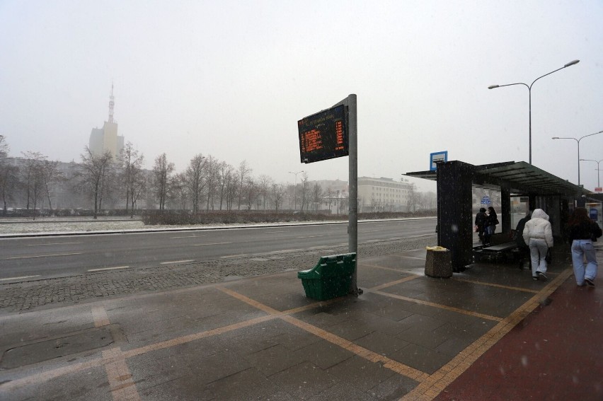 Intensywne opady śniegu w Kielcach. Komunikacyjny paraliż w centrum miasta