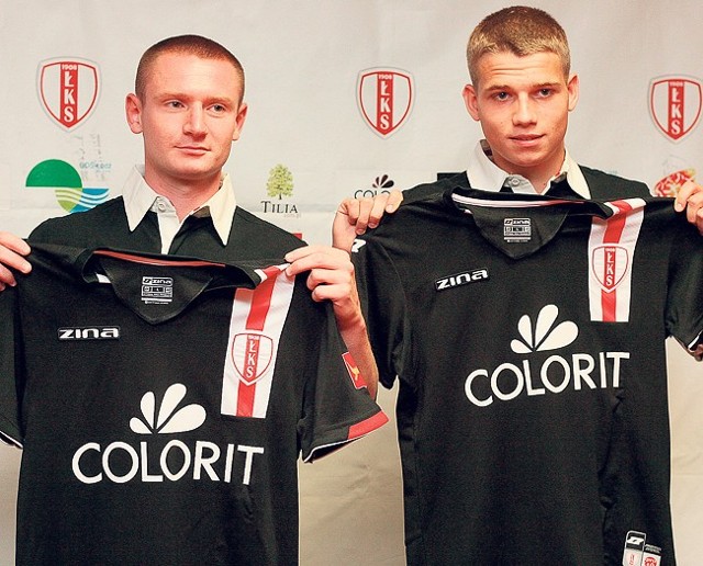 Sebastian Szałachowski (od lewej) i Przemysław Kita w najbliższym sezonie będą grali w zespole ŁKS