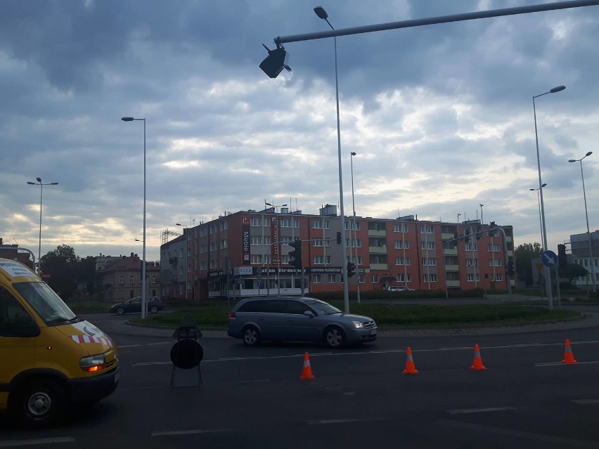 Wypadek z dachowaniem na skrzyżowaniu Okrzei - Kapitulna we Włocławku. 5 osób w szpitalu [zdjęcia]