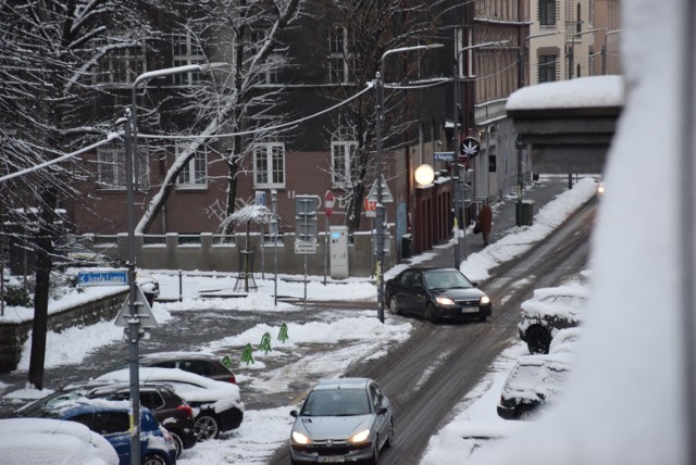 Opady śniegu spowodowały ogromne utrudnienia na drogach.
 Na drogach w województwie może być ślisko - zwłaszcza na tych lokalnych i osiedlowych. 

Zobacz kolejne zdjęcia. Przesuwaj zdjęcia w prawo - naciśnij strzałkę lub przycisk NASTĘPNE