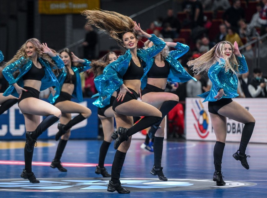 Cheerleaders Gdynia podczas występu w trakcie meczów...
