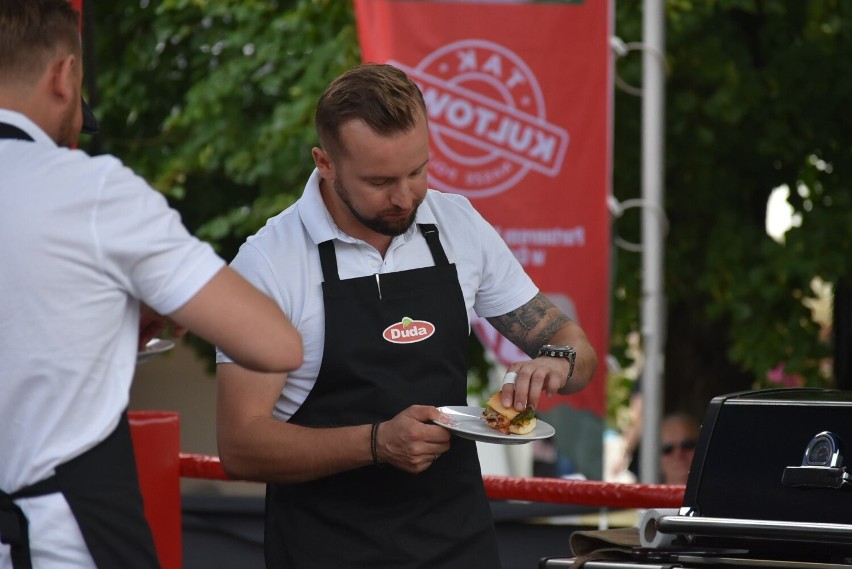 Zobacz kolejne zdjęcia. Przesuwaj zdjęcia w prawo - naciśnij...