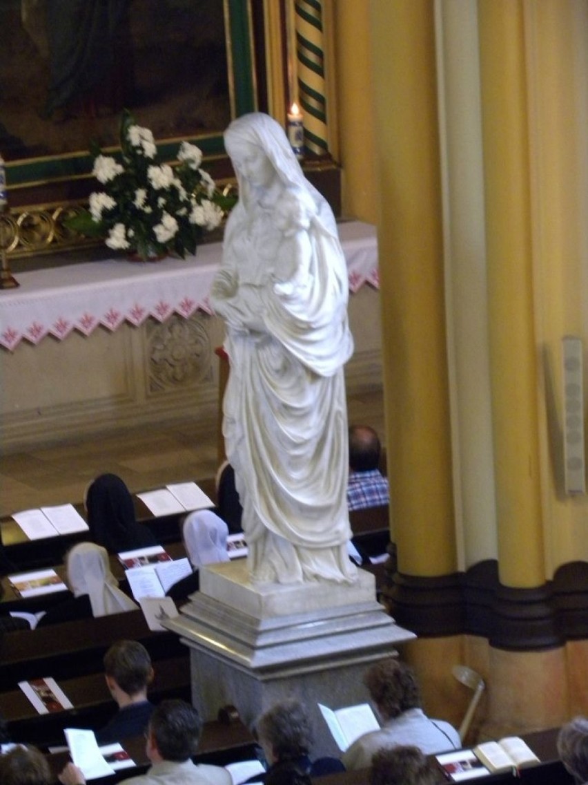 Nawa główna kościoła - rzeźba Madonny z białego marmuru,...