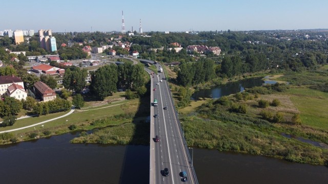 Trasa Nadwarciańska ma ponad 1 km. Została zbudowana pod koniec XX wieku.