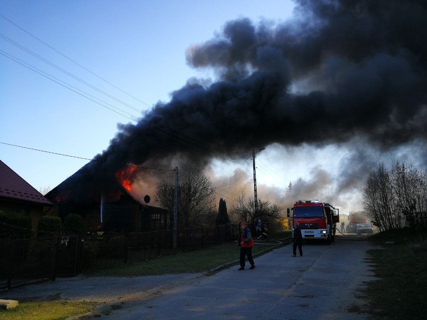 Pożar drewnianego budynku przy ulicy Sokolej w Skarżysku. Strażacy w akcji