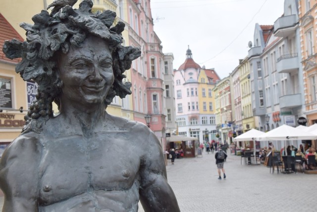 Mieszkańcy śródmieścia mówią krótko: wszystko mamy pod nosem, lekarza, księdza, radnych, muzyków, urzędników, a nawet Bachusa. No i piękny deptak, na którym wiele się dzieje. Zawsze jesteśmy w centrum!