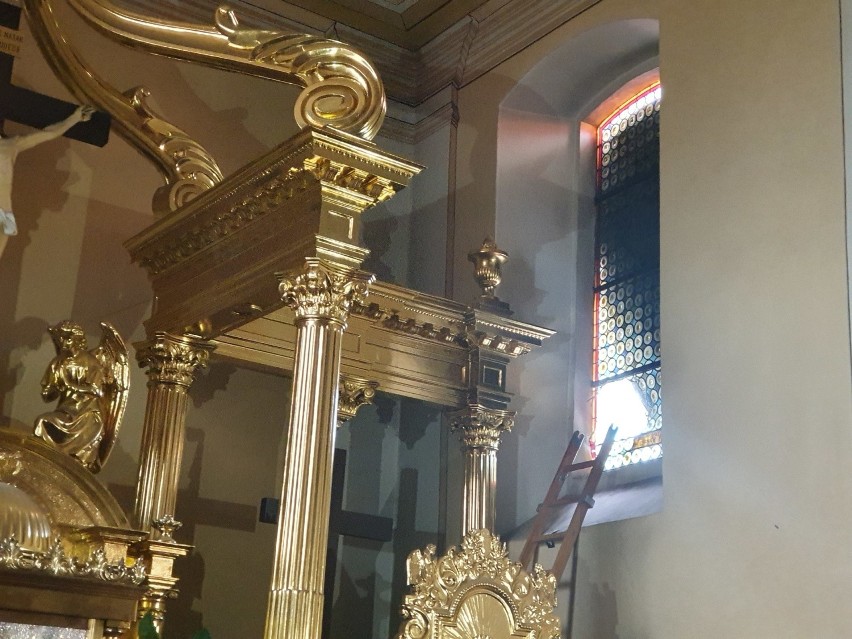 Włamanie do kościoła pw. Podwyższenia Świętego Krzyża w Brzezinach! Sprawca zniszczył zabytkowy witraż