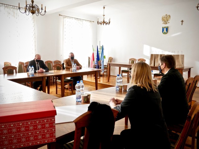 Władze gminy Otmuchów i zarząd Zakładów Przemysłu Cukierniczego Otmuchów spotkali się, żeby porozmawiać o planach rozbudowy przedsiębiorstwa.