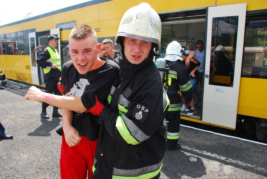 Strażacy ćwiczyli ewakuację pasażerów z płonącego pociągu