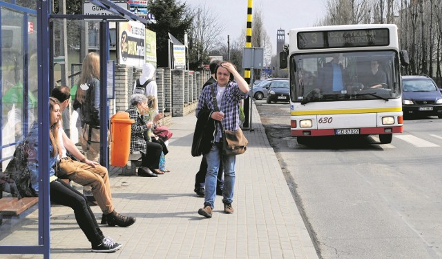 Tczewianie uważają, że bilety w autobusach powinny być tańsze. Na zdjęciu pasażerowie przy ul. Gdańskiej.