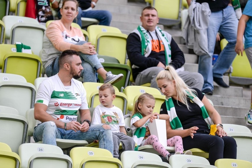 Piłkarze Lechii Gdańsk mają urocze fanki. One też ściskają kciuki za biało-zielonych i czekają na powrót na stadiony [GALERIA]