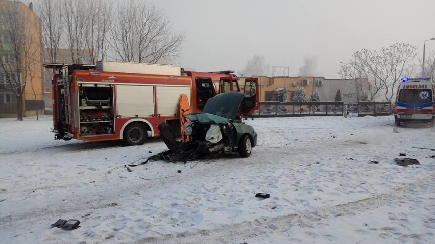 Wypadek w Sosnowcu: Samochód uderzył w drzewo... i rozpadł się na dwie części [ZDJĘCIA]