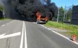 Na drodze krajowej nr 94 policjanci gasili płonący samochód 