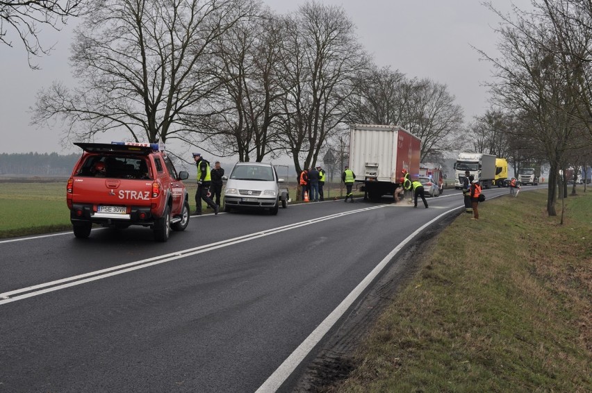 Wypadek pod Czmoniem. Motocykl uderzył w tir - 8 marca 2016