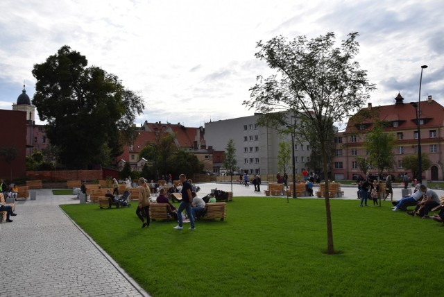 Wrzesień 2019. Mieszkańcy chętnie oglądają zmiany na placu Teatralnym i placu Matejki w Zielonej Górze.