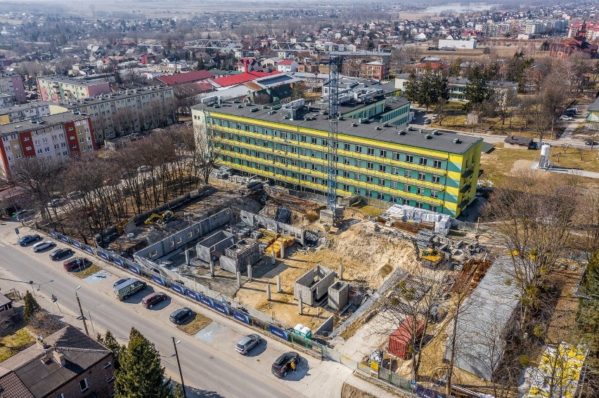 Kraśnik. Jak idą postępy budowy szpitala ginekologiczno-położniczego? Powstaje nowe skrzydło. Został rok na skończenie budowy