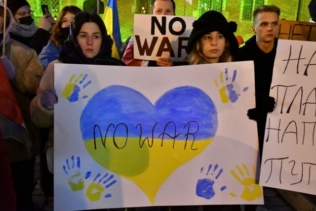 Kilkaset osób przybyło w niedzielny (27.02) wieczór na manifestację „Solidarni z Ukrainą”