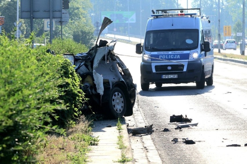 Śmiertelny wypadek na Sobieskiego we Wrocławiu. Nie żyje młody mężczyzna, samochód przecięty na pół [ZDJĘCIA]