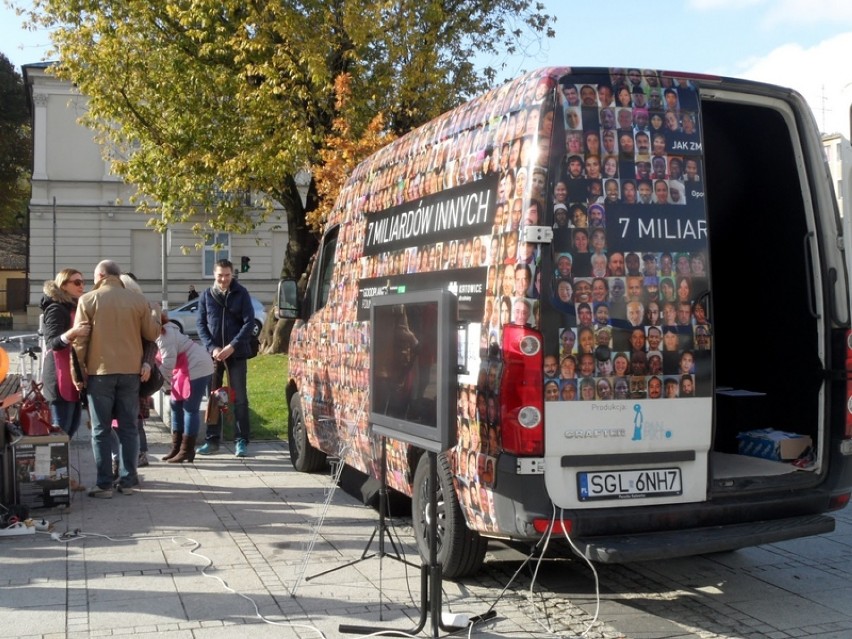 Sześć drużyn malowało na Placu Biegańskiego... ryby. Jedna z nich spełni marzenia dzieci [FOTO]